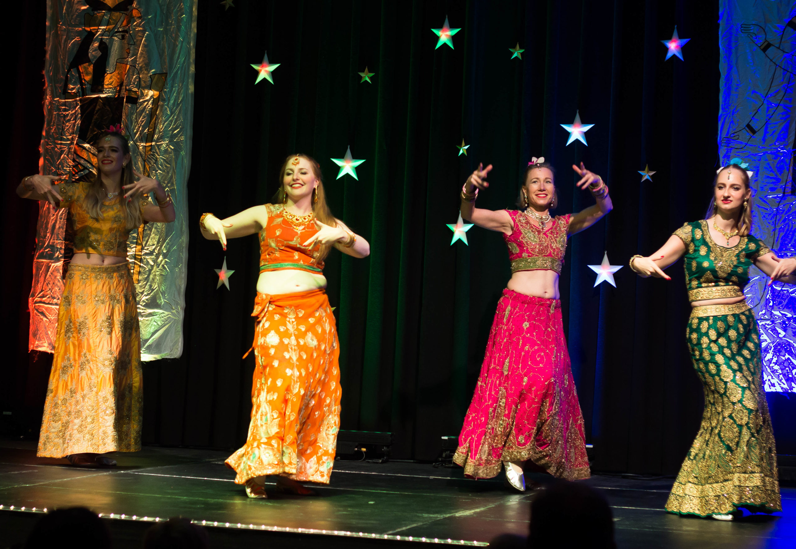 Die jugendlichen Tänzerinnen der Gruppe Saraab von Eva Wiechert bei der Oriental Night in Griesheim im Oktober 2023. (Foto: Ralf Jedamzik)